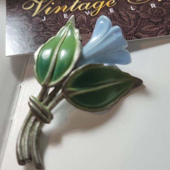 Unsigned Antique Tulip with center Pearl and Tulip is made of Hard Plastic - Picture 2 of 9